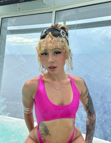 Lizziefreakz erotic model pictures