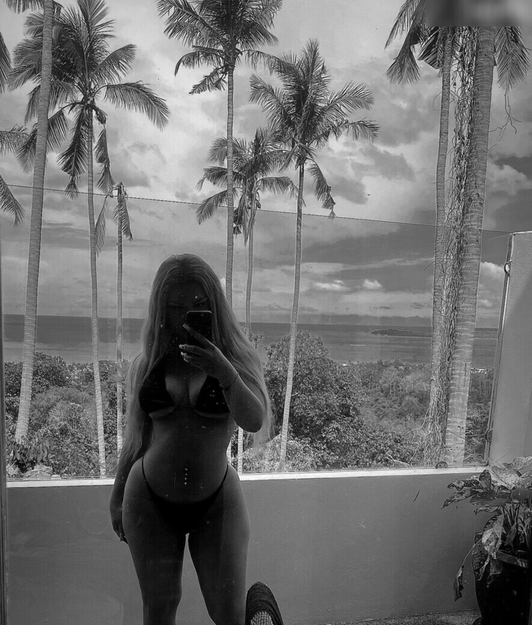 outside onlyfans naked picture