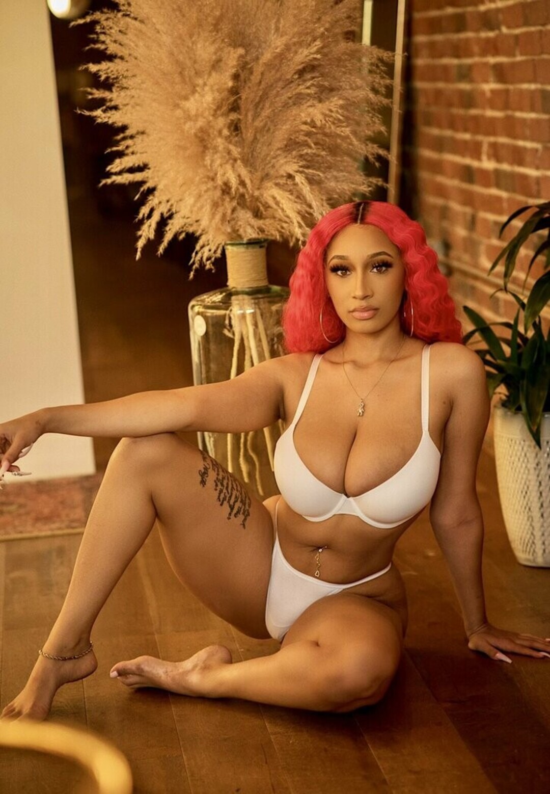 BiggieBando model adult photos