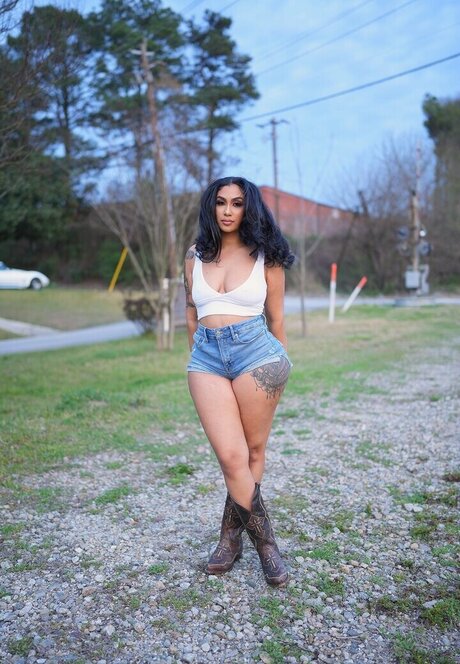 Queen Najia nudes model pics