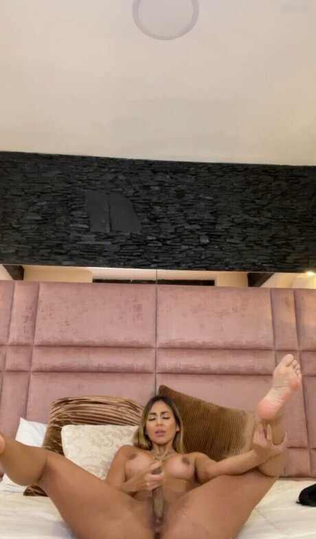 Nia Cruz beautiful star pics