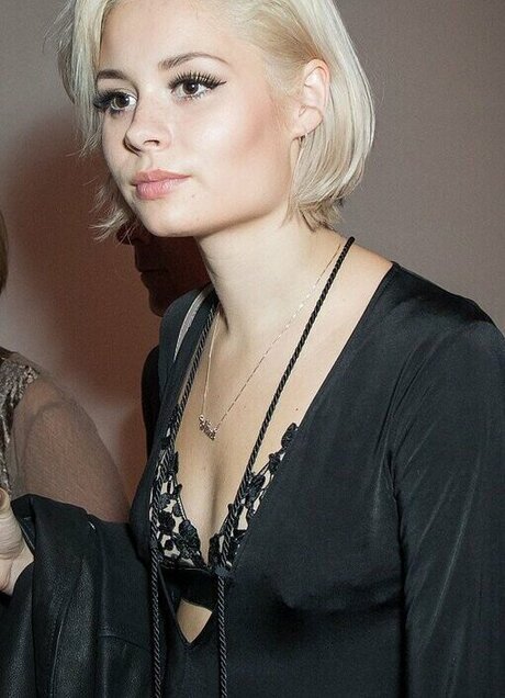 Nina Nesbitt top profile image