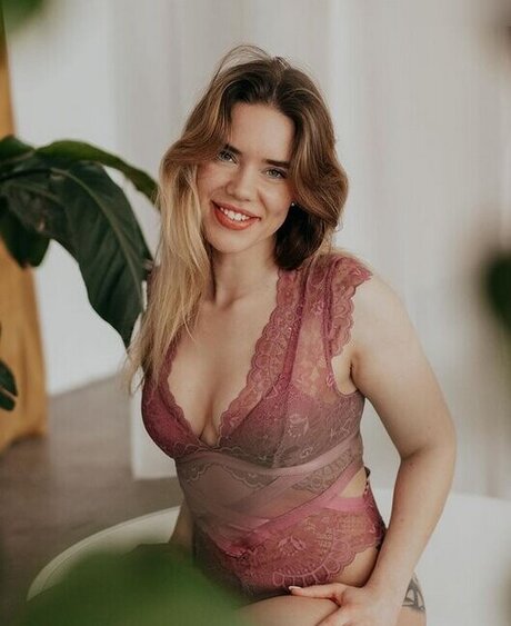 hollaura pretty star archive