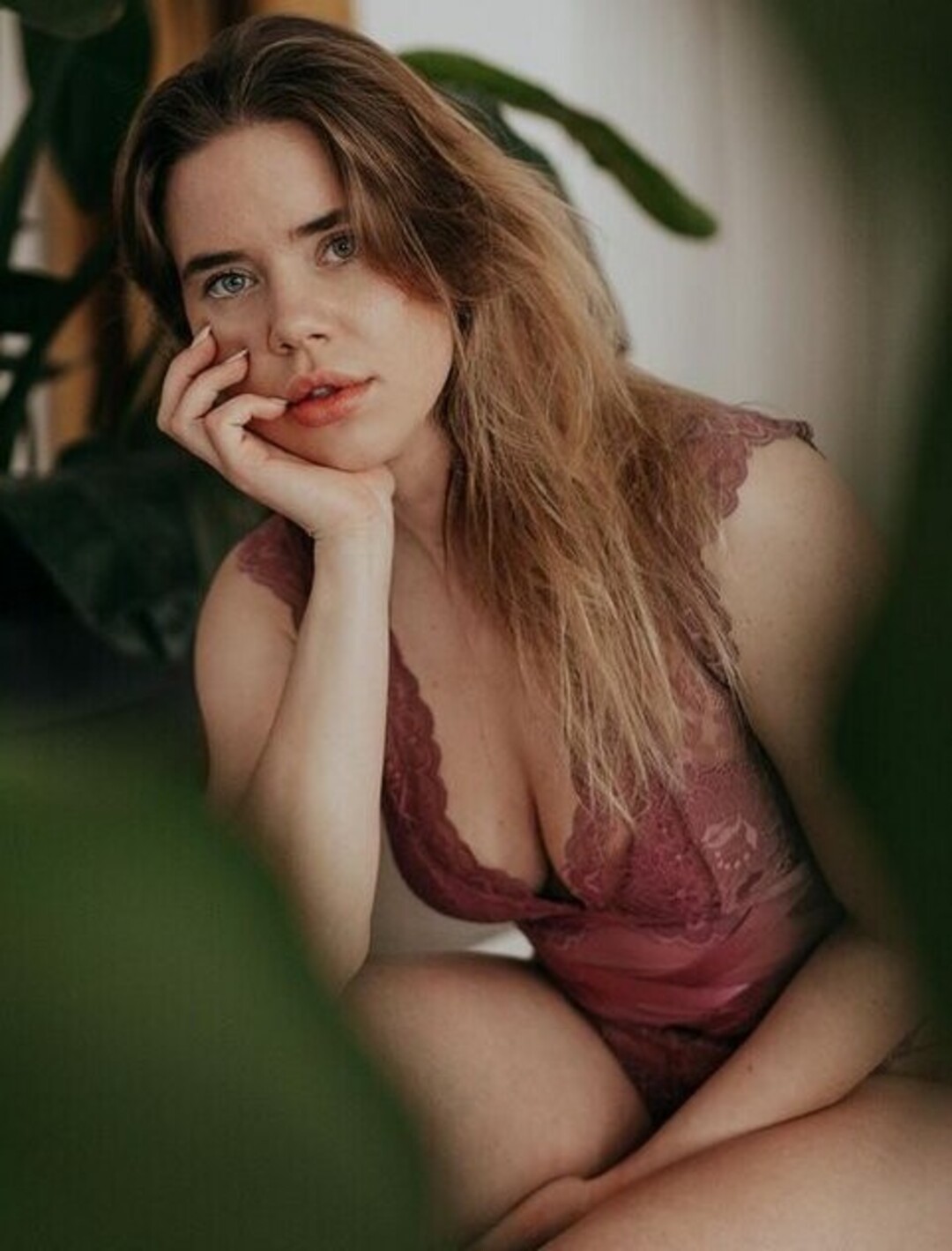 hollaura naked model img