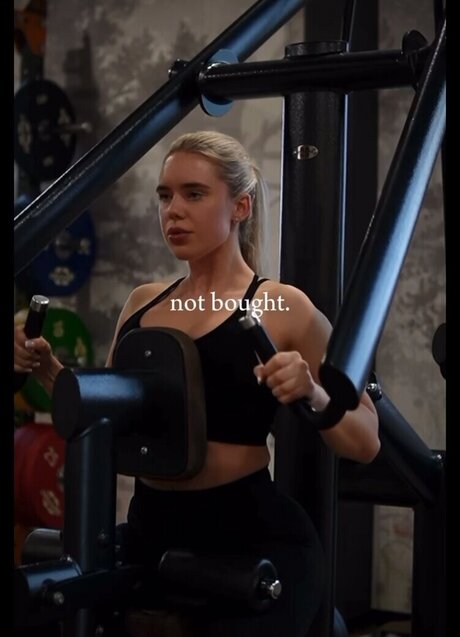 hollaura beautiful actress pic