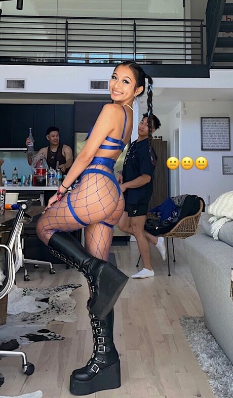 Courtney Luong star hot photos