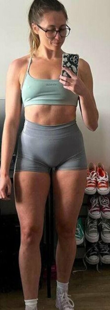 catraises naked model image