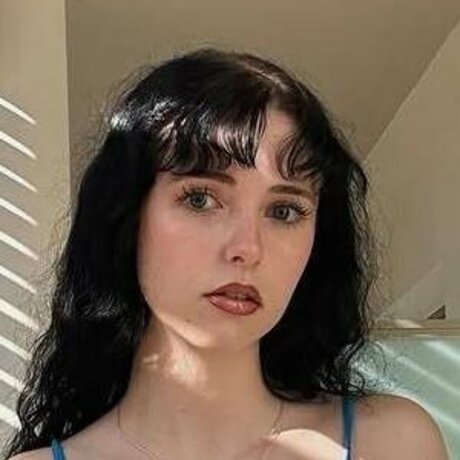 Holly Laing exclusive actress photo