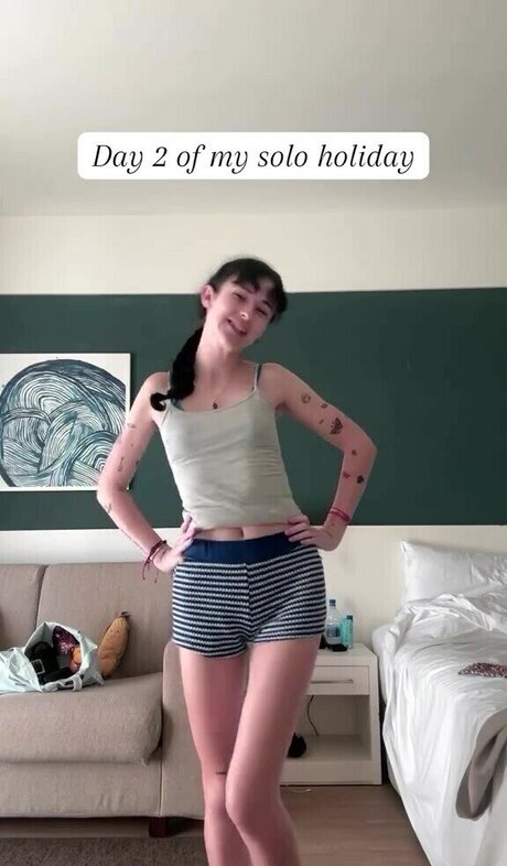 Holly Laing naked model images