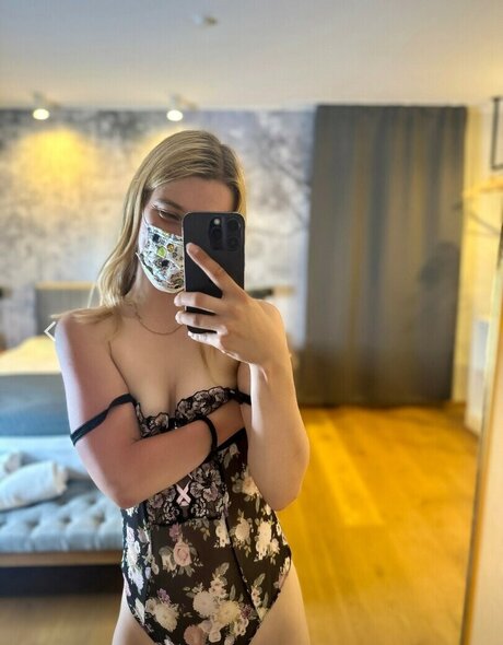 Sarah wi 2002 pornstar sexy photos