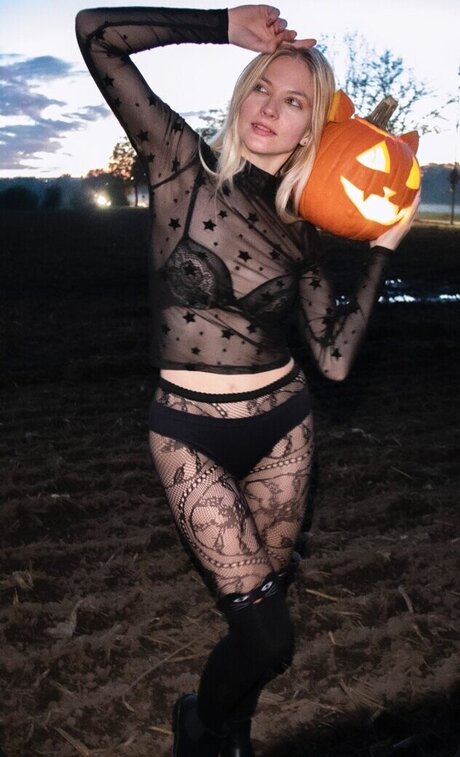 Mariia Well nude pornstar picture