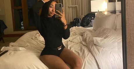 Ari Leigh Brown sex model photo