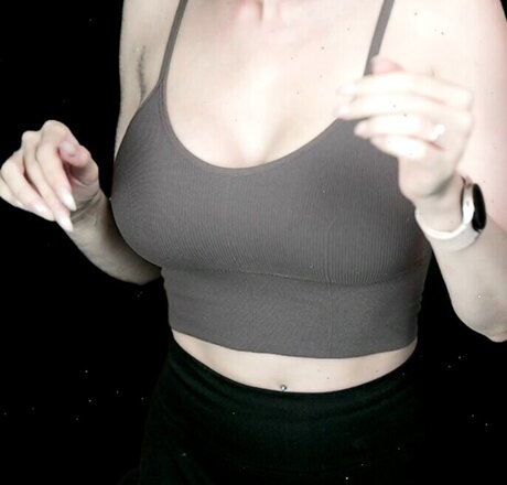 Intraventus nude pornstar img