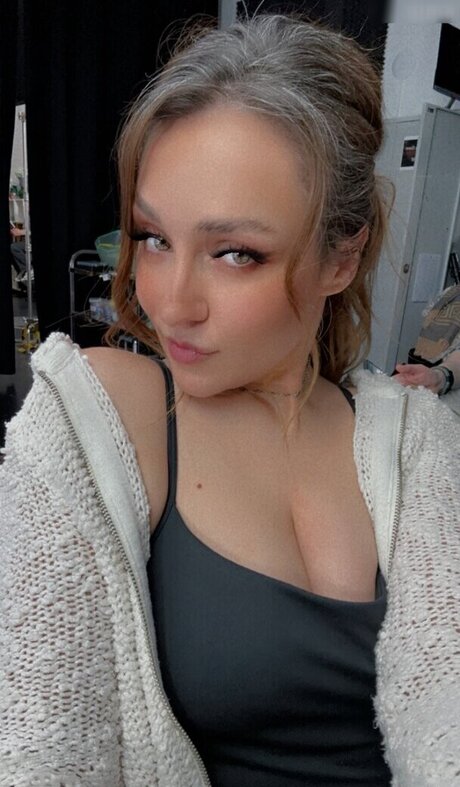 Regina Hixt exclusive star images