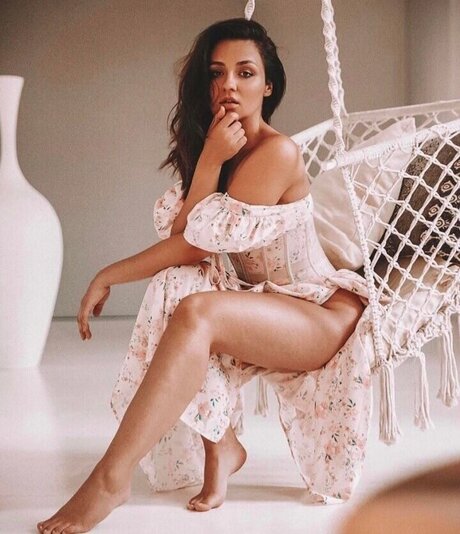 Regina Hixt star art pictures