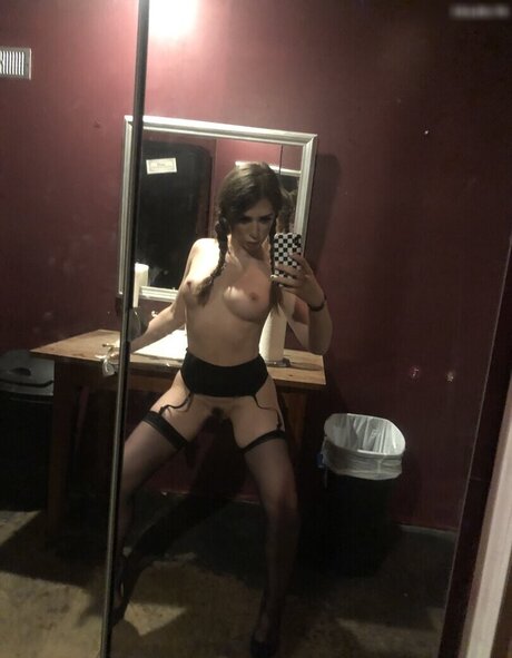 Joseline Kelly model erotic picture