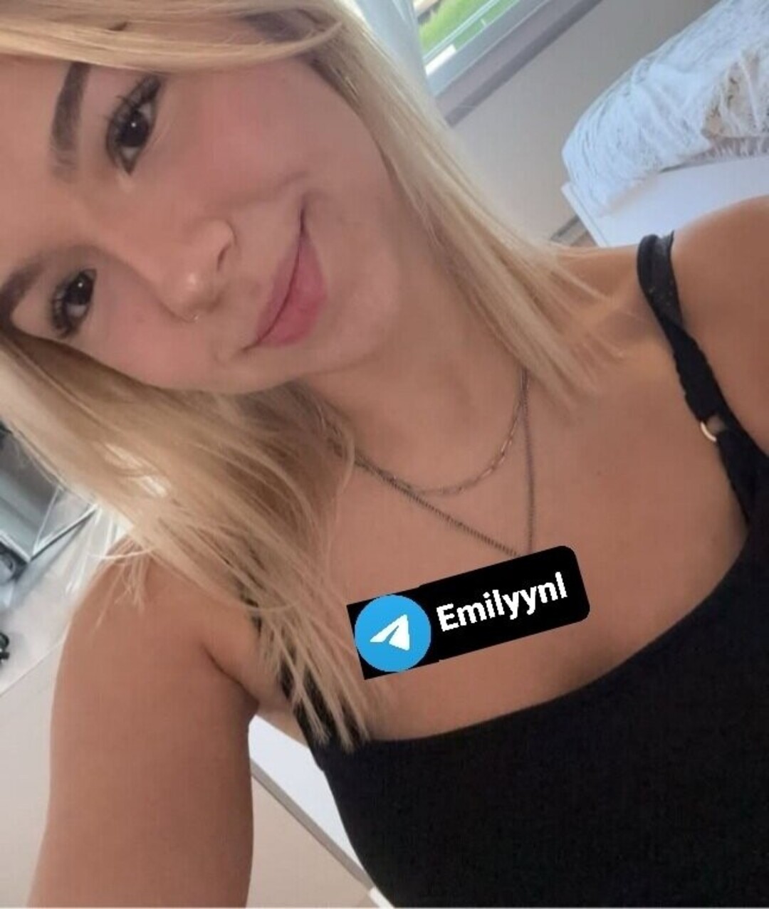 Emilyynl erotic actress img