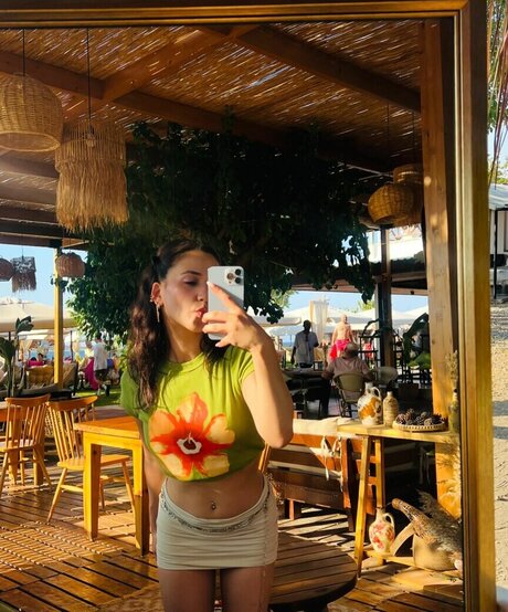 Ebrukzlyr model free pictures