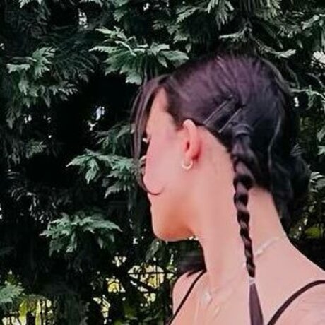 Ebrukzlyr pretty model image