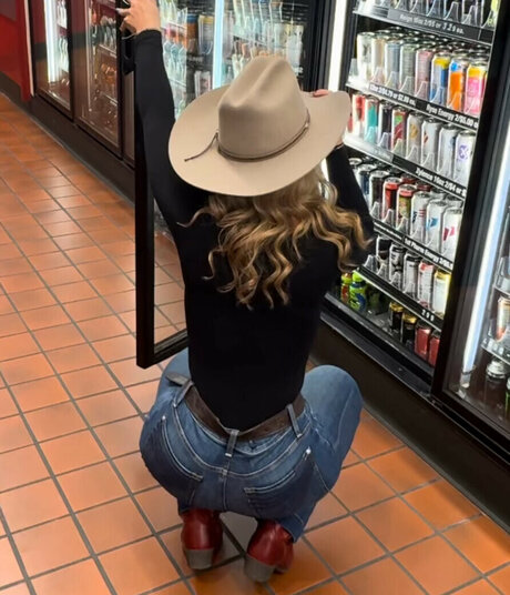 Jordan Blue nude model image