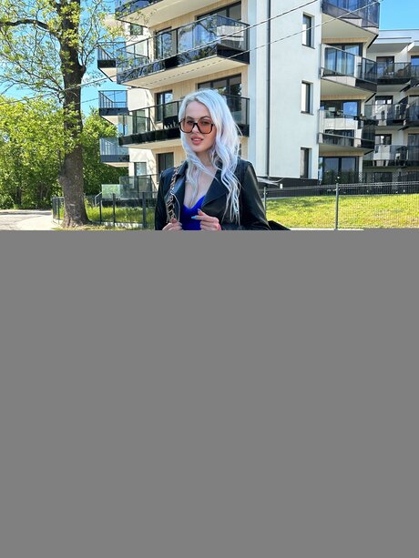 Paola blond porn model pic