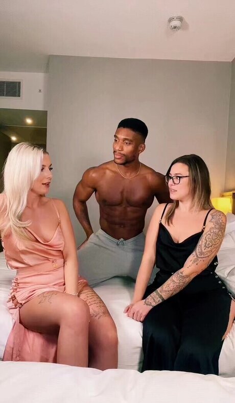 Emily Walters exclusive actress pics