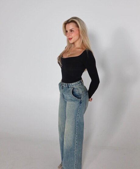 Lucia Leona hot actress photo