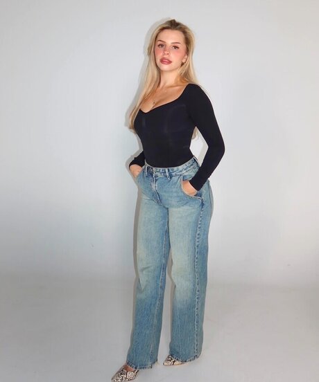 Lucia Leona sexy star images