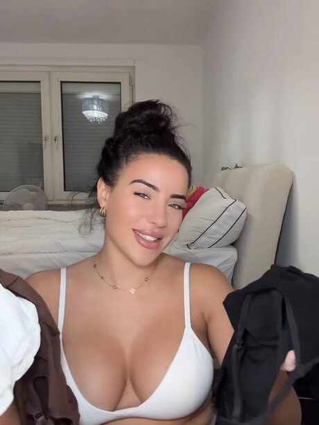 Leyla Lahouar model nice img