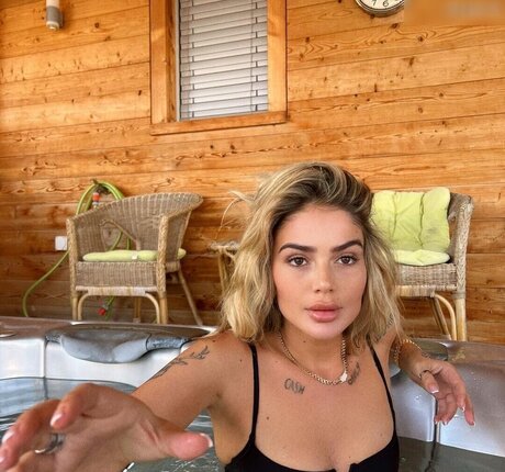 Loredana Zefi hd actress images