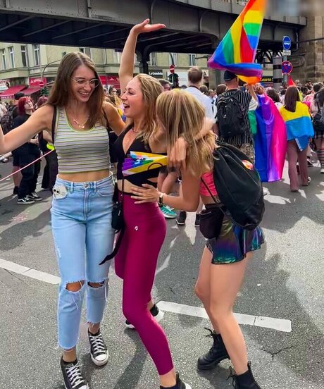 lesbian strapon onlyfans pornos images