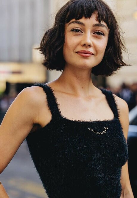 Sydney Chandler naked actress picture