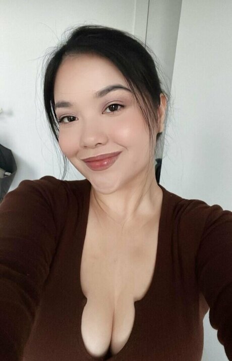 Sonia Elsie ASMR perfect model img