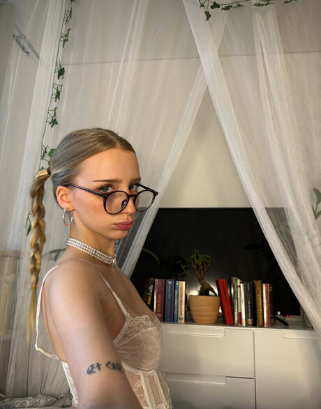 charlottteeee nude actress pictures