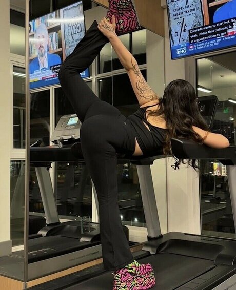 Wavy Brin beautiful model image