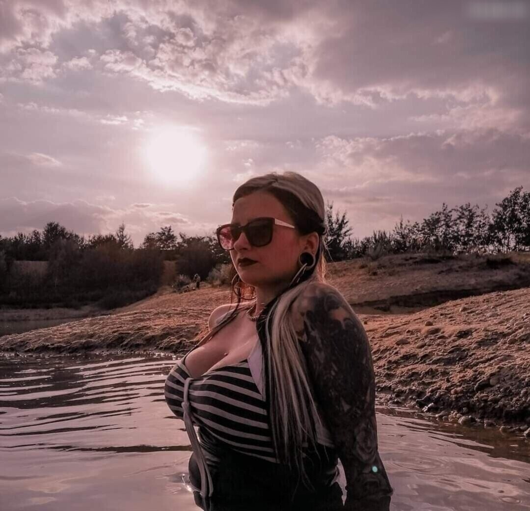 Lyn k44 pornstar naked photo