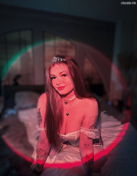 Feneliactx naked model pictures