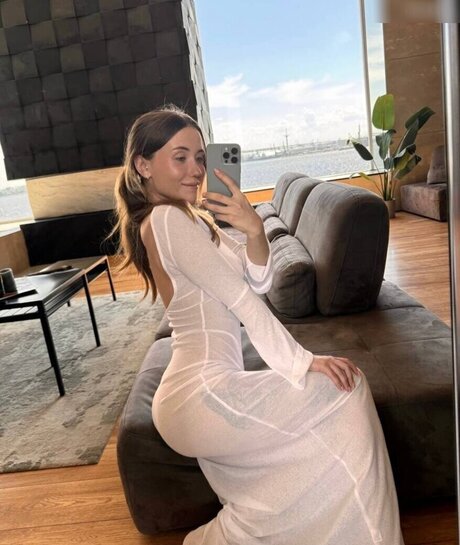 itsrealellie model adult image