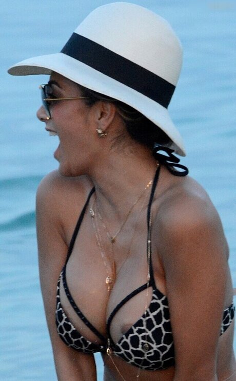 curvy lesbian onlyfans porn picture