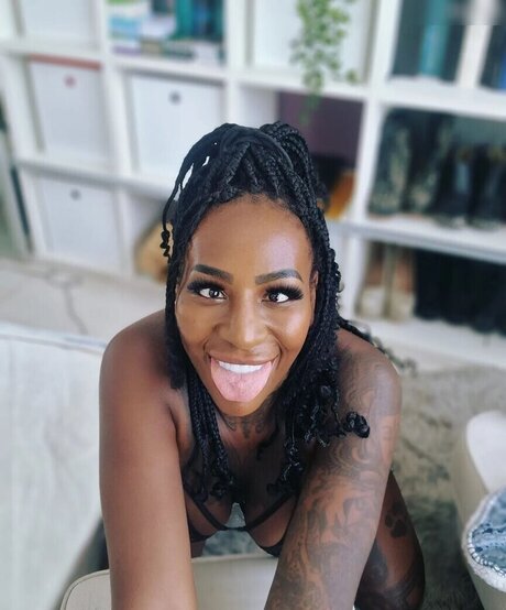 Josy Black pretty actress galleries