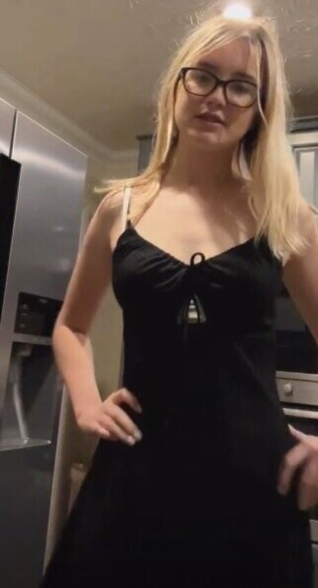 Emily xx adult model pics