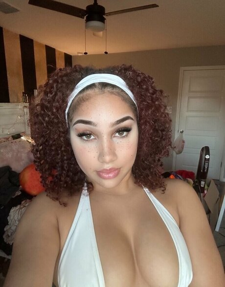 _hazelsent_ top profile image