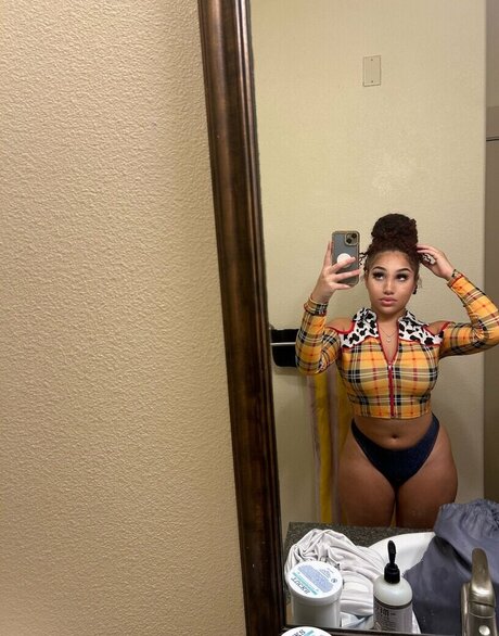 _hazelsent_ model pic