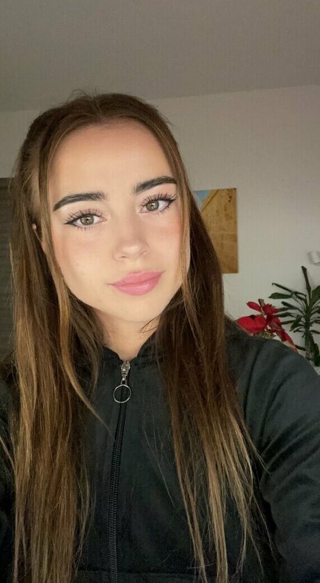 eastahh sexy model pic