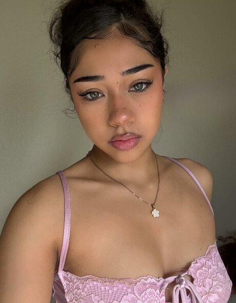 atoviah model picture