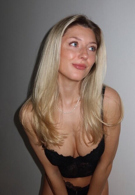 Tina Nora exclusive star images