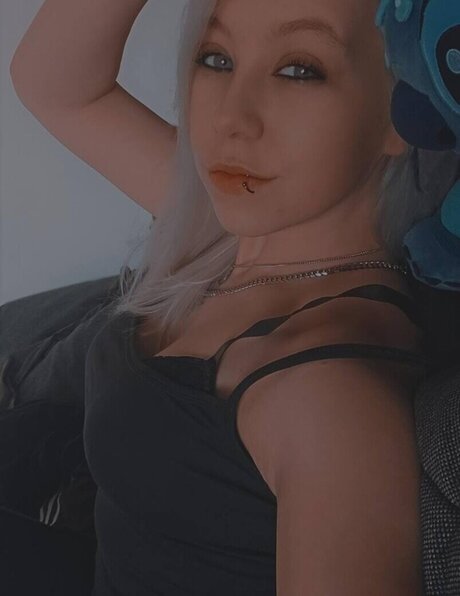 Eiskaltes Miststueck pornstar top photo