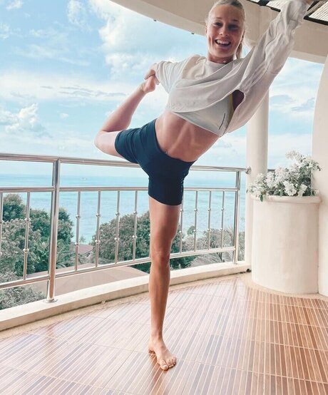 beautiful japanese onlyfans top photo