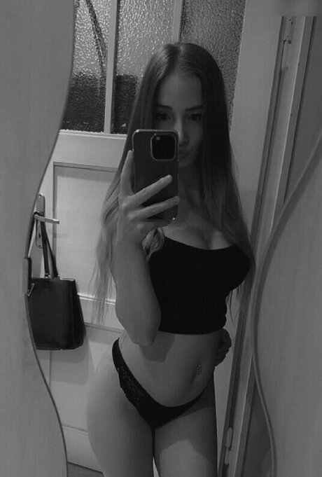 Nicki Anna star art pic