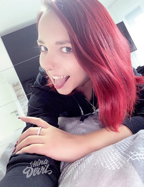 Nina Devil sex model image